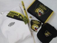 28-f13a-fan-set-7-tlg-neu-pullover-gr-3xl-basecap-autoschal-flagge-sitzkissen-aufkleber-pin-3617-1.jpg
