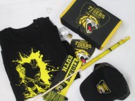 28-f14-fan-set-7-tlg-neu-pullover-gr-m-basecap-autoschal-flagge-sitzkissen-aufkleber-pin-3619-1.jpg