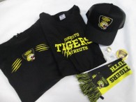 28-f28a-fan-set-6-tlg-neu-t-shirt-gr-xl-hoodie-gr-xl-basecap-autoschal-pin-flaschenoeffner-3638-1.jpg