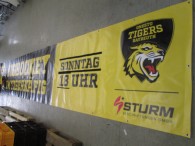 28-f65a-gelb-schwarzes-pvc-werbebanner-onesto-tigers-bayreuth-eishockey-im-tigerkaefig-sonntag-18-uhr-ca-1x3m-3701-1.jpg