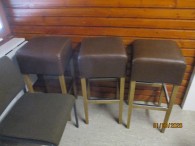 38-einrichtung-schrank-tisch-stapelstuhl-drehstuhl-3x-barhocker-3715-1.jpg